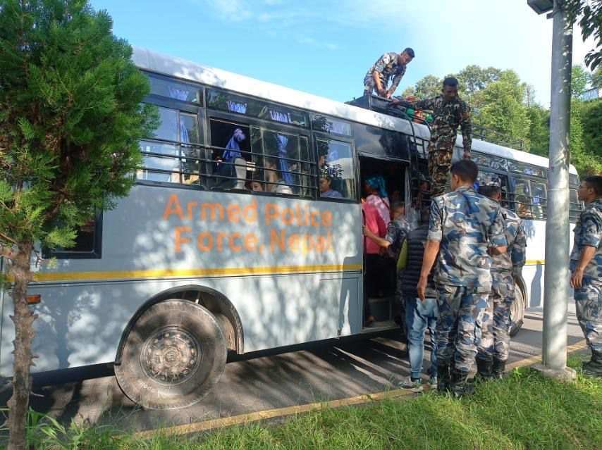 काभ्रेमा अलपत्र परेका १ सय ४८ जना यात्रुलाई सशस्त्र प्रहरीको गाडीमा काठमाडौं ल्याइयो