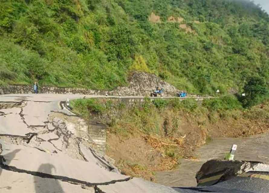 पहिरोले अवरुद्ध बनेको नेपालथोक-खुर्कोट सडकखण्ड सञ्चालनमा