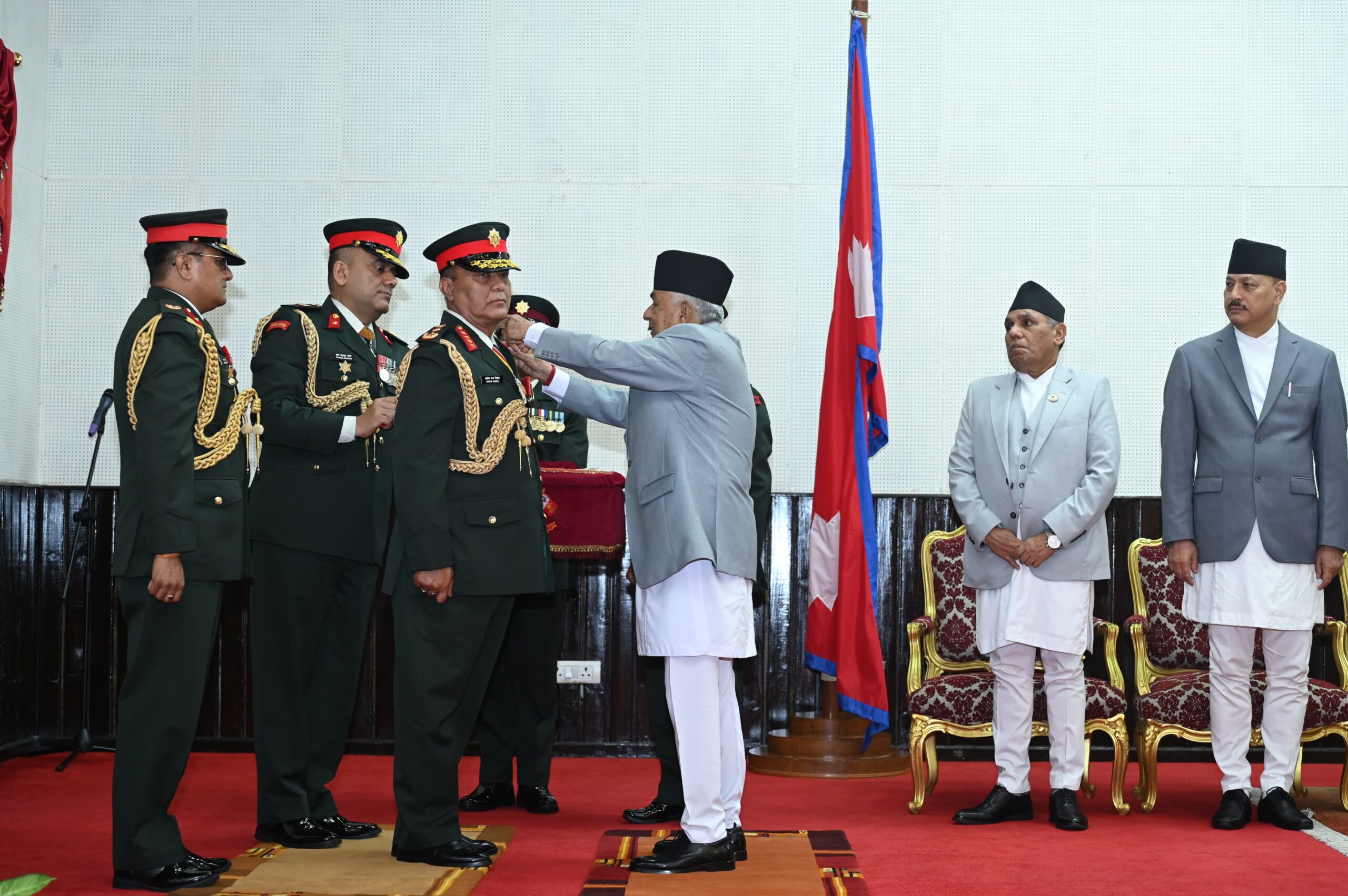 राष्ट्रपतिद्वारा नवनियुक्त प्रधानसेनापति सिग्देललाई महारथीको दर्ज्यानी चिह्न प्रदान