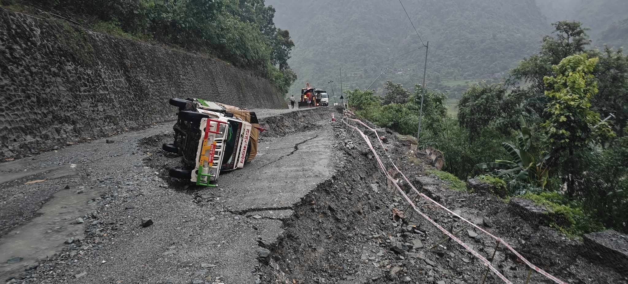 नारायणगढ–मुग्लिन सडकखण्डको नौकिलोमा सडक दुई फिट तल भासियो, पहिरोले घोप्टेभिर अवरुद्ध