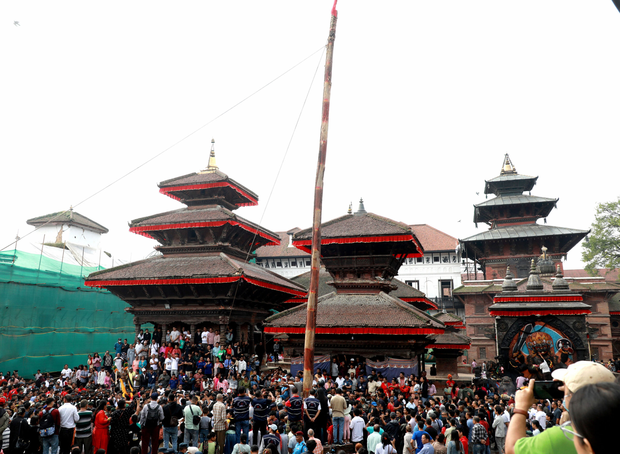 ध्वजासहितको लिङ्गो ठड्याएर इन्द्रजात्रा सुरु