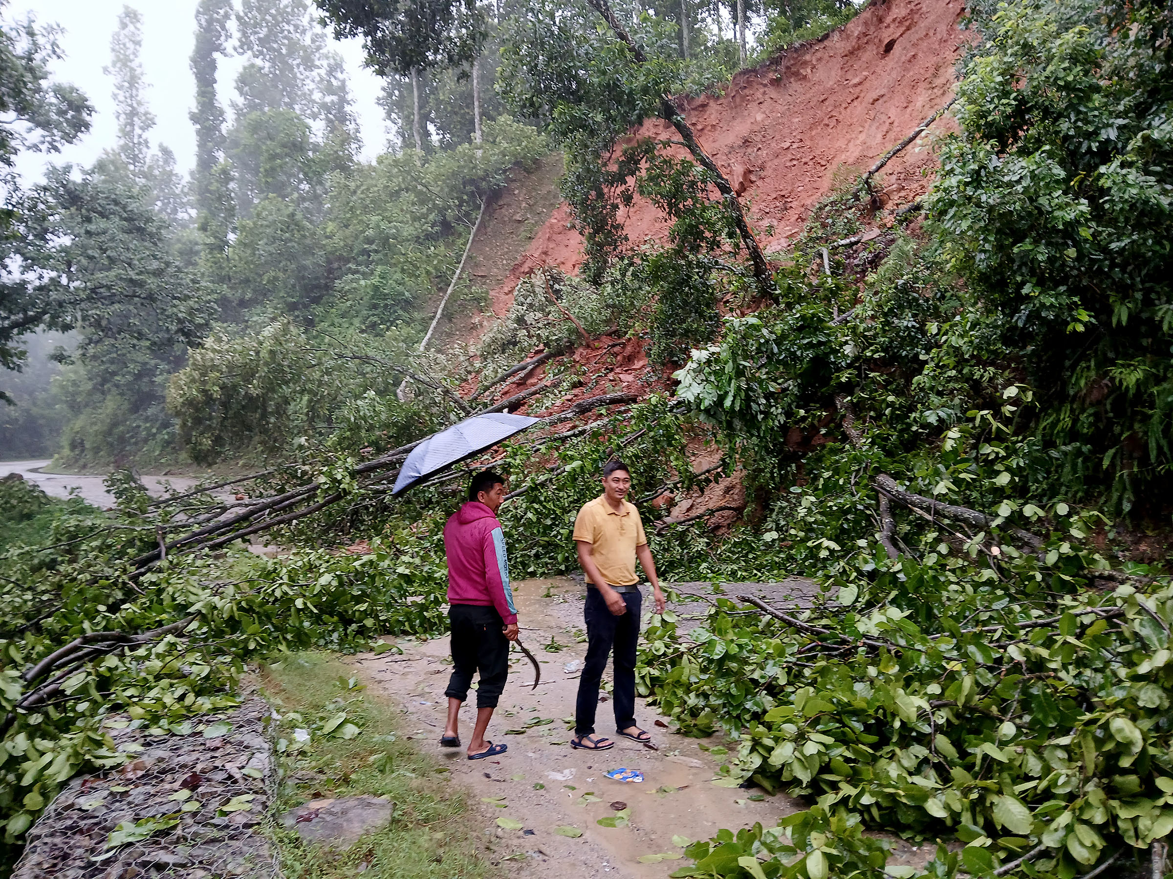 धादिङबेसी मलेखु सडकको दुई ठाउँमा पहिरो, सवारी आवागमन ठप्प