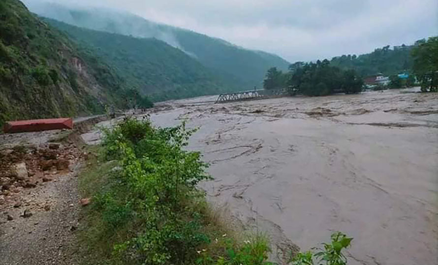 लगातारको वर्षाका कारण सुनकोशीको सतह बढ्दा खुर्कोटको पक्की पुल बग्यो