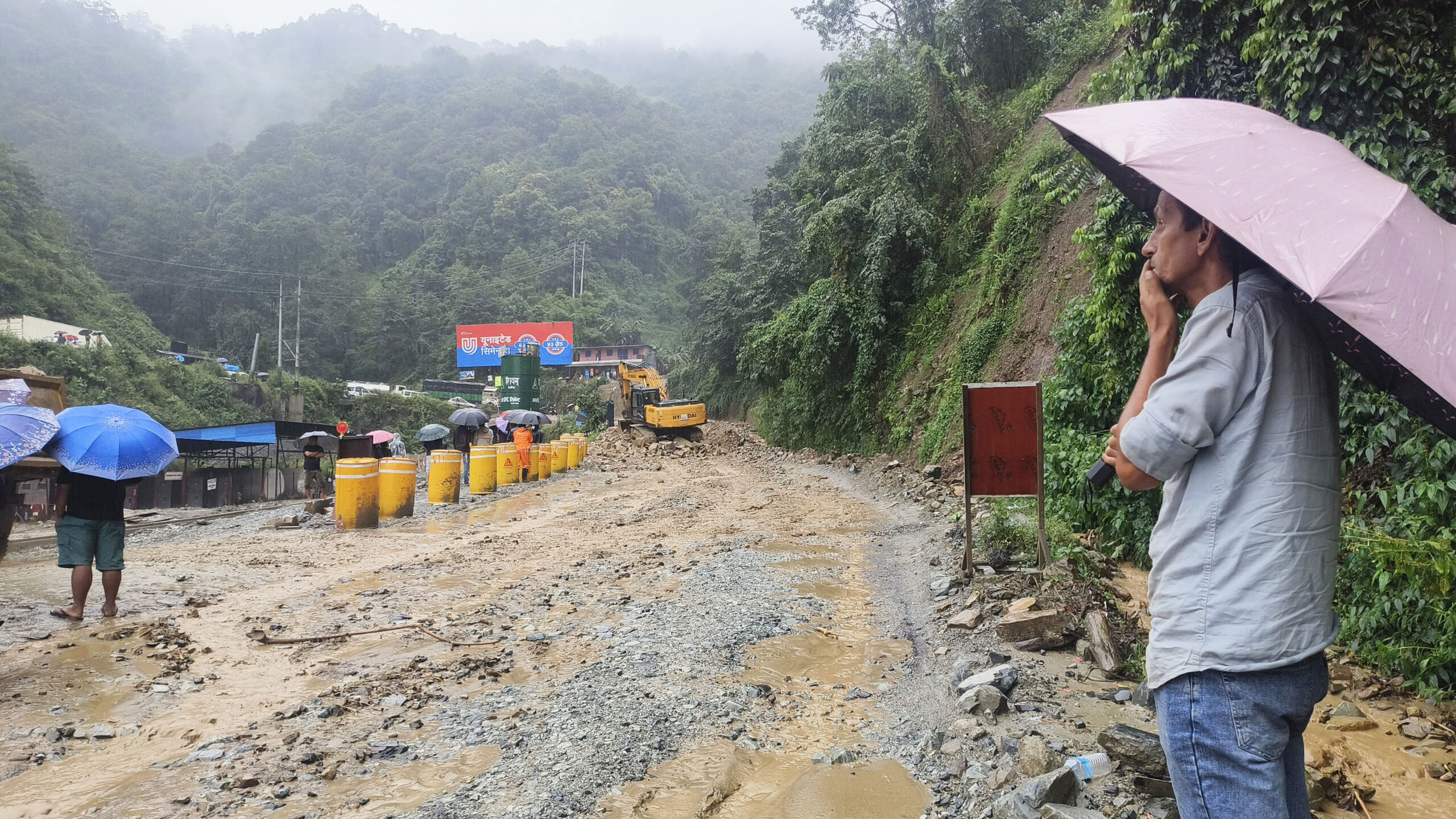 सडकमाथिबाट खसेको लेदो माटोले नौबिसे-नागढुङ्गा सडक अवरुद्ध