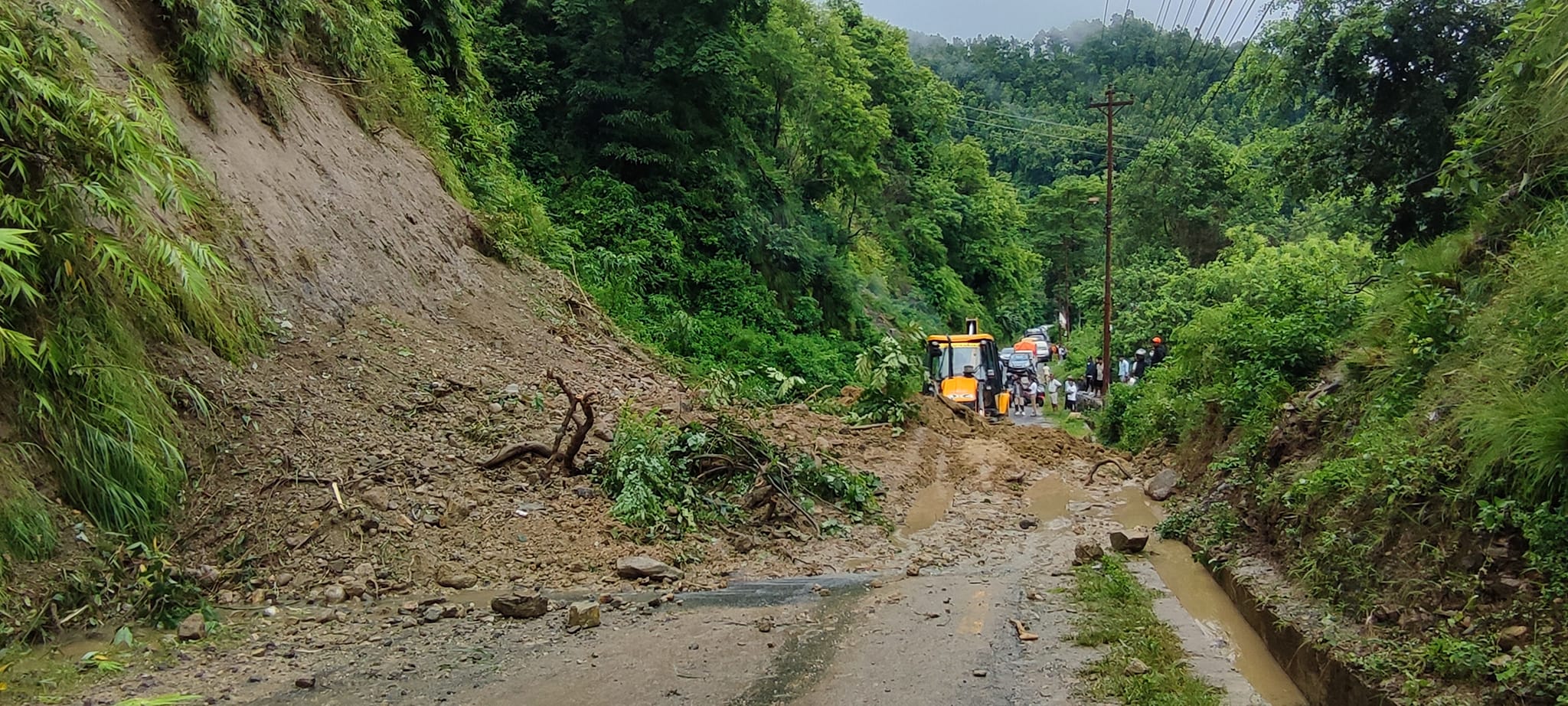 पहिरोले विभिन्न स्थानका सडक अवरुद्ध