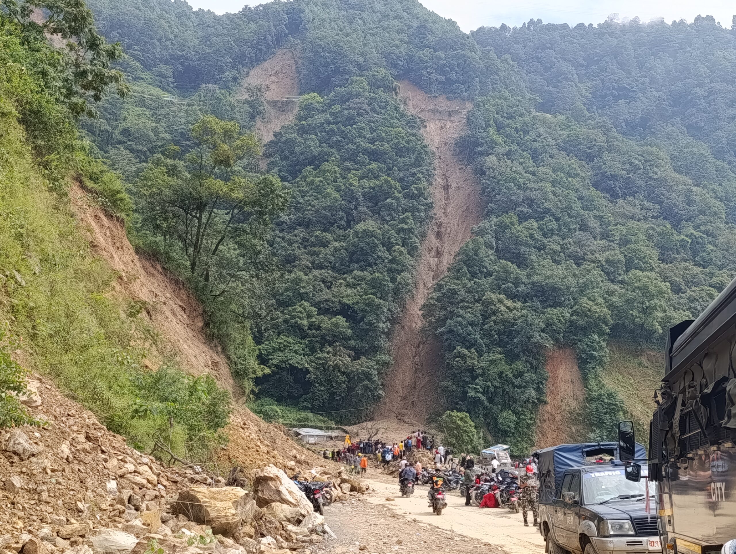 माथिल्लो सडकबाट खसेको पहिरो तल्लो सडकका सवारीसाधनमा खस्दा झ्याप्ले खोला दुर्घटना