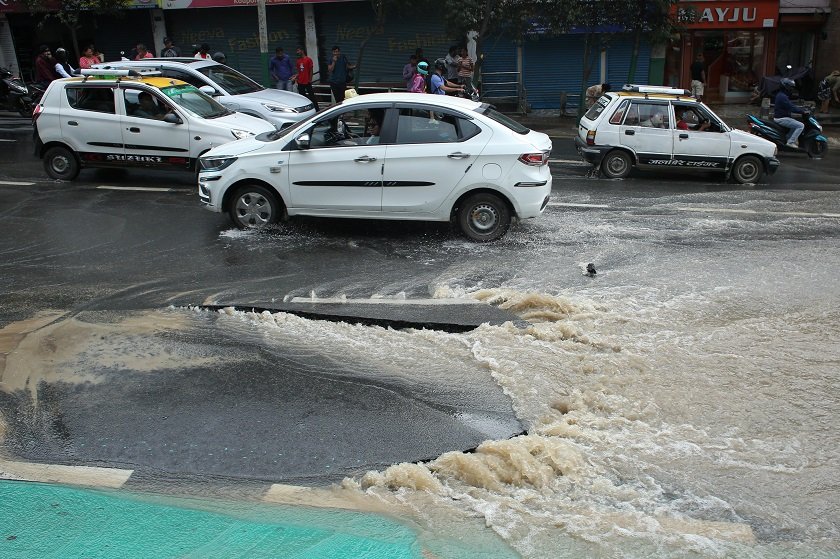 ललितपुरको कुपण्डोलमा सडक भासियो, पानीले यातायातसमेत प्रभावित