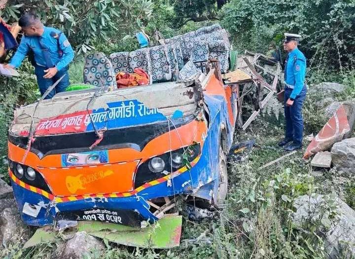 सुर्खेतमा मिनी बस दुर्घटना हुँदा एक जनाको मृत्यु, दुई जना घाइते