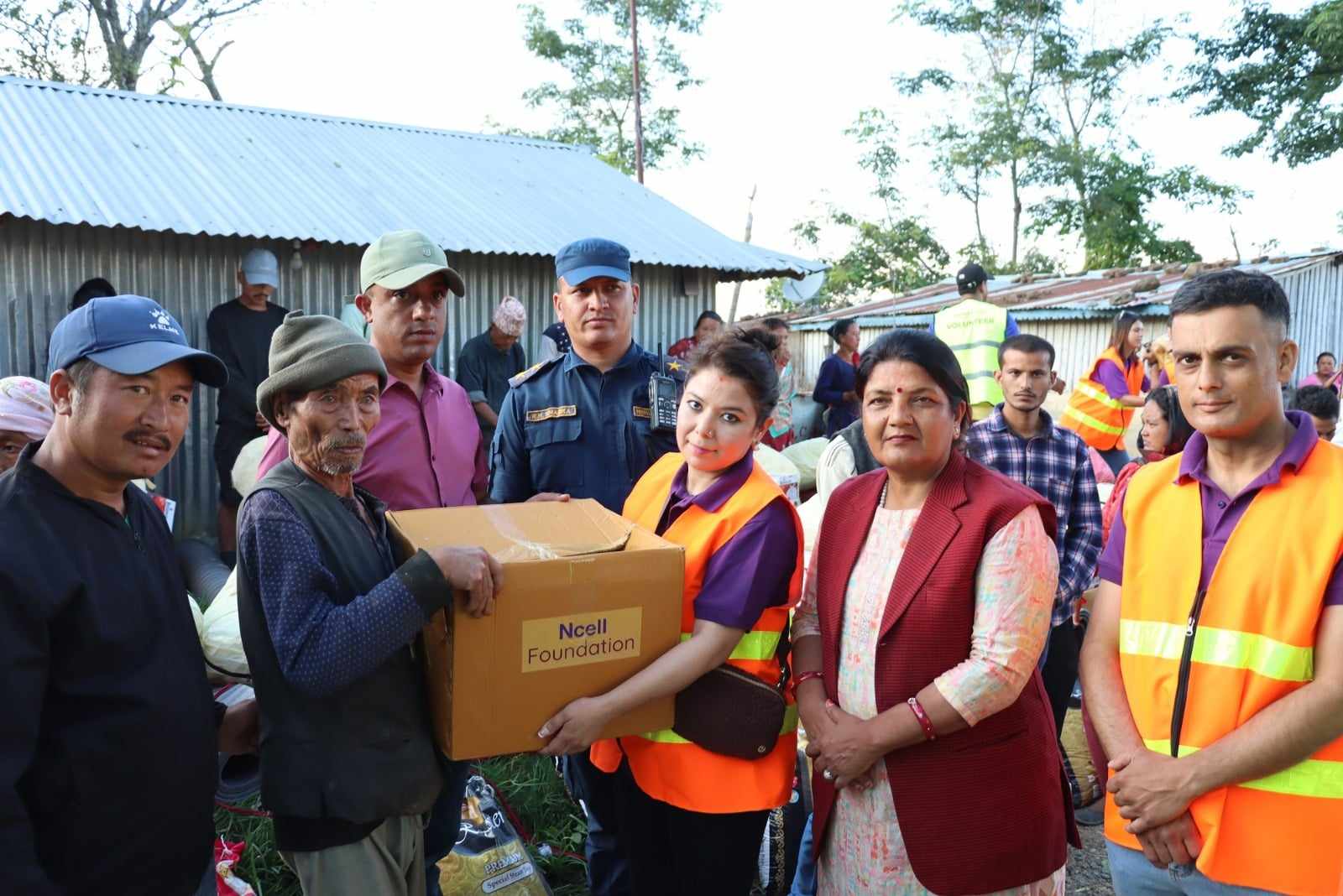 एनसेल फाउन्डेसनद्वारा गोदावरी नगरपालिकाका बाढीपहिरो पीडितलाई राहत वितरण