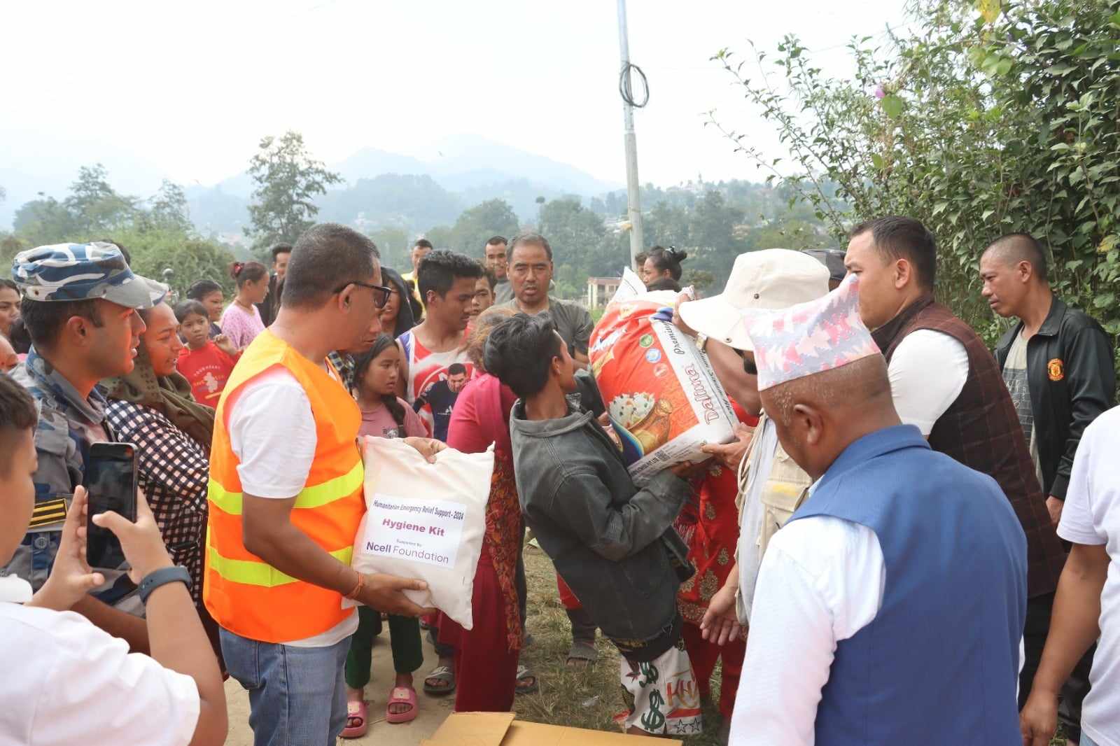 विभिन्न ठाउँका बाढी पीडितलाई एनसेलले दियो राहत, बालबालिकालाई शैक्षिक सामाग्री