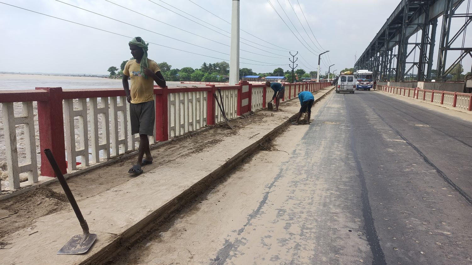 बाढीबाट क्षति पुगेको कोशी ब्यारेजको मर्मत गरिँदै