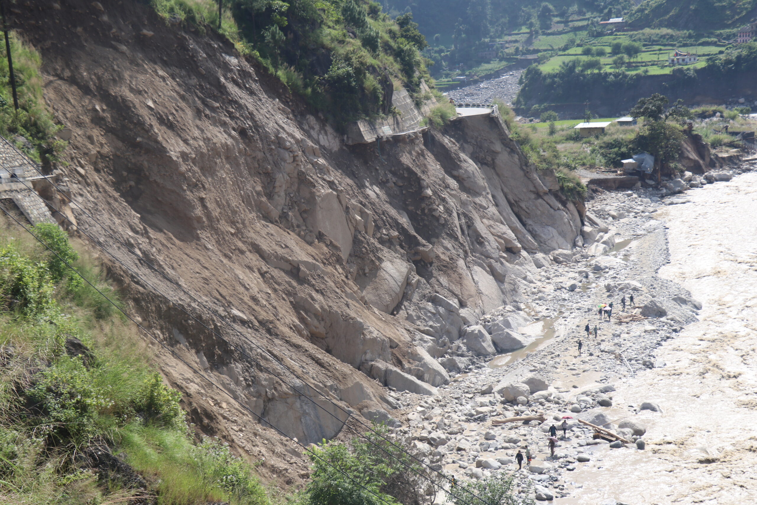 विभिन्न राजमार्गका पाँच खण्ड पूर्ण अवरुद्ध, आठ सडकमा एकतर्फी आवागमन