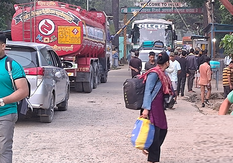 रोजगारीका लागि मुगलान गएका दुई लाखभन्दा बढी नेपाली नेपालगञ्ज नाकाबाट दसैँ मनाउन घर फर्किए