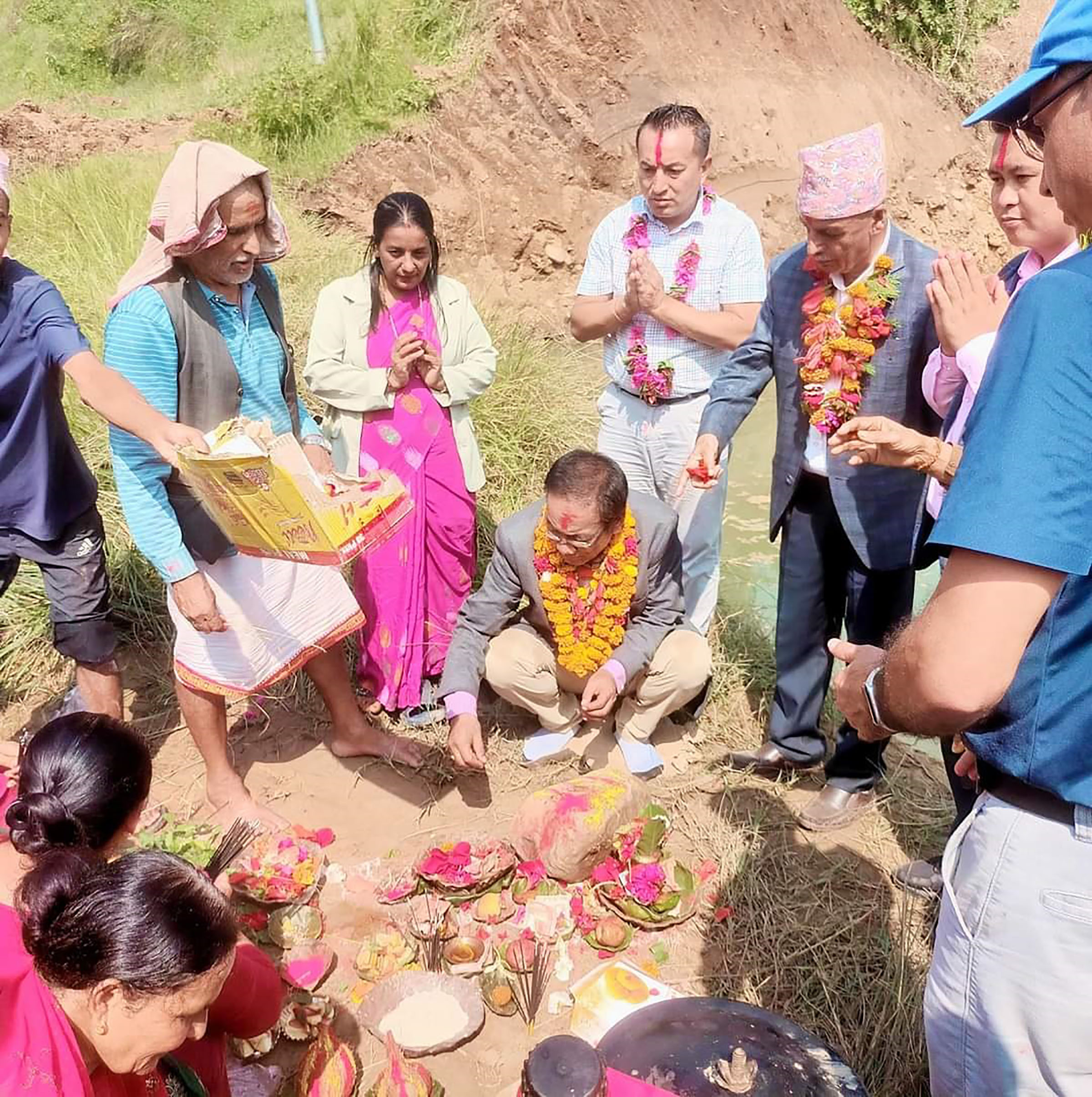 सडक बनेको २५ वर्षपछि तनहुँको कुलुङखोलामा ७ करोडमा बन्दैछ पक्की पुल