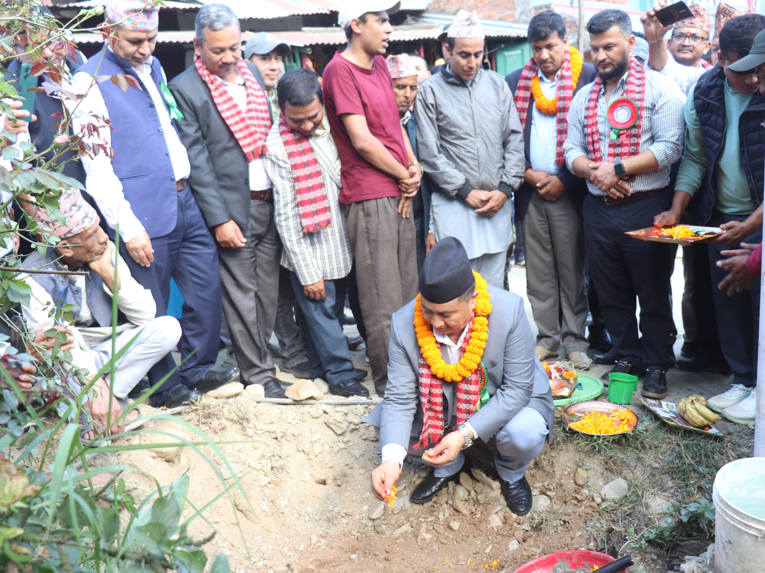 ट्रयाक खोलिएको २० वर्षपछि नुवाकोटको विदुरहुँदै धादिङको खनियाबास पुग्ने सडक कालोपत्र सुरु