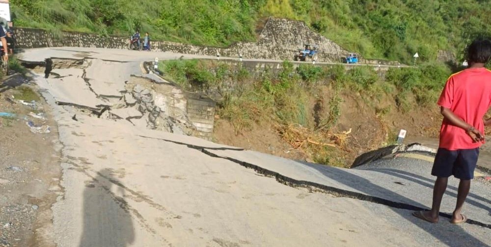 बाढी पहिरोले क्षति पुर्याएको वीपी राजमार्ग १० घण्टा बन्द हुने