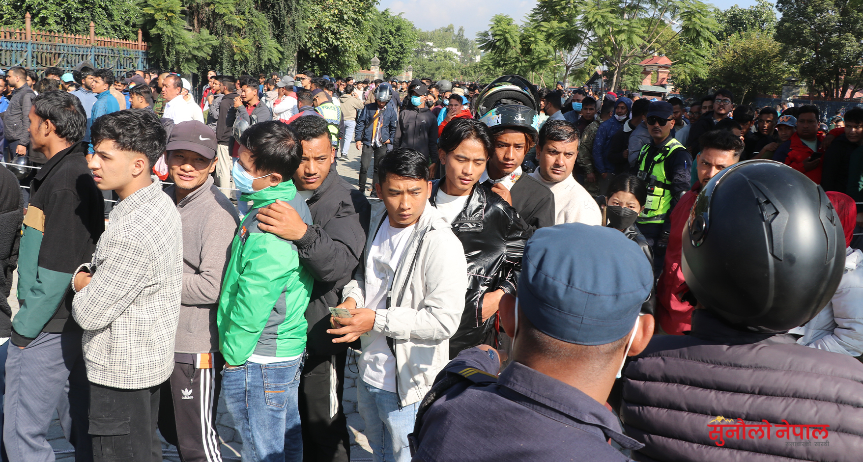 तस्बिरमा हेर्नुहोस् नेपाल र बंगलादेशबीचको फाइनल खेल हेर्नका लागि टिकट किन्नेको भिड