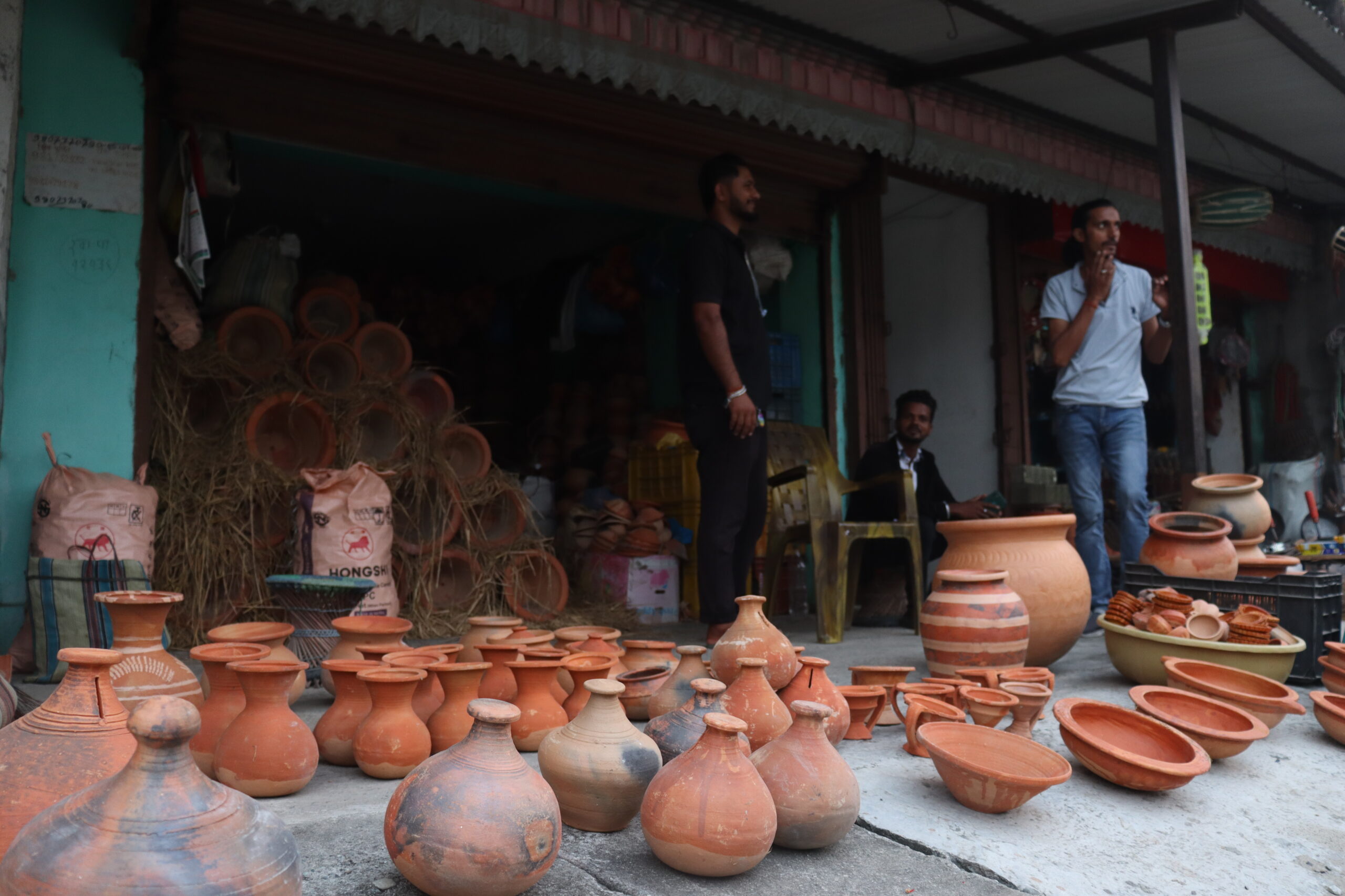 माटोका भाँडामा भविष्य खोज्दै सुरज, मासिक ८० हजारसम्म आम्दानी गर्छन्