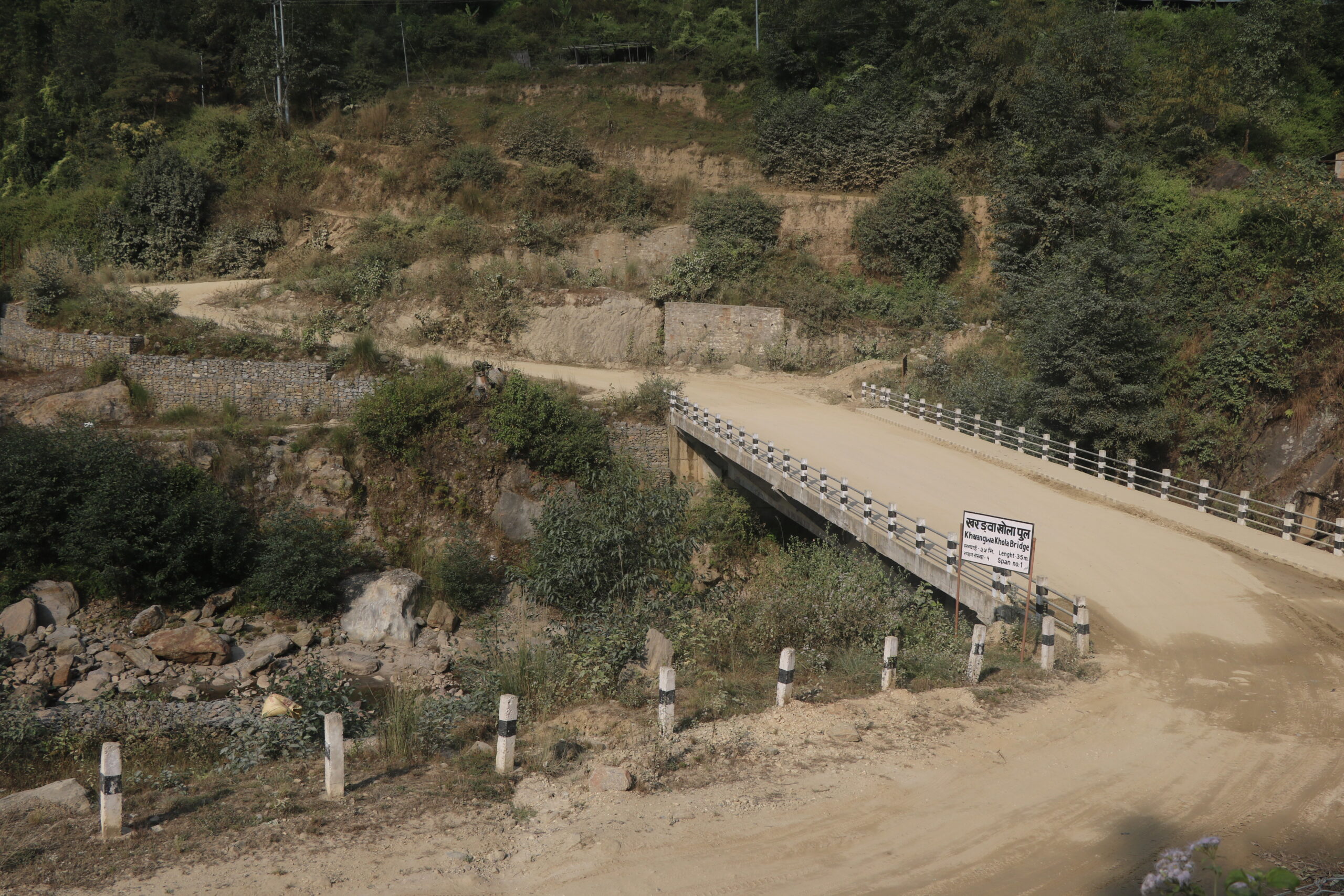 मध्यपहाडी लोकमार्गको खरङ्वा-यावरा खण्ड कालोपत्र