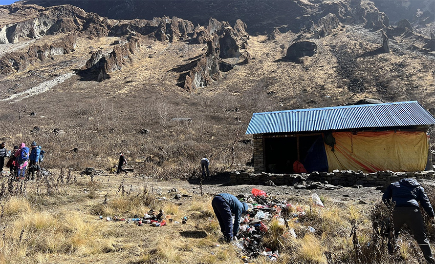 अन्नपूर्ण आधार शिविर र पदमार्गमा सरसफाइ