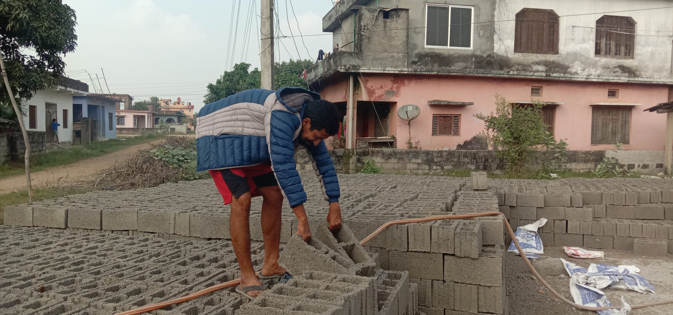 शहर बसेर इन्जिनियरिङ पढे, गाउँ फर्किएर ब्लक उद्योगमा स्थापित