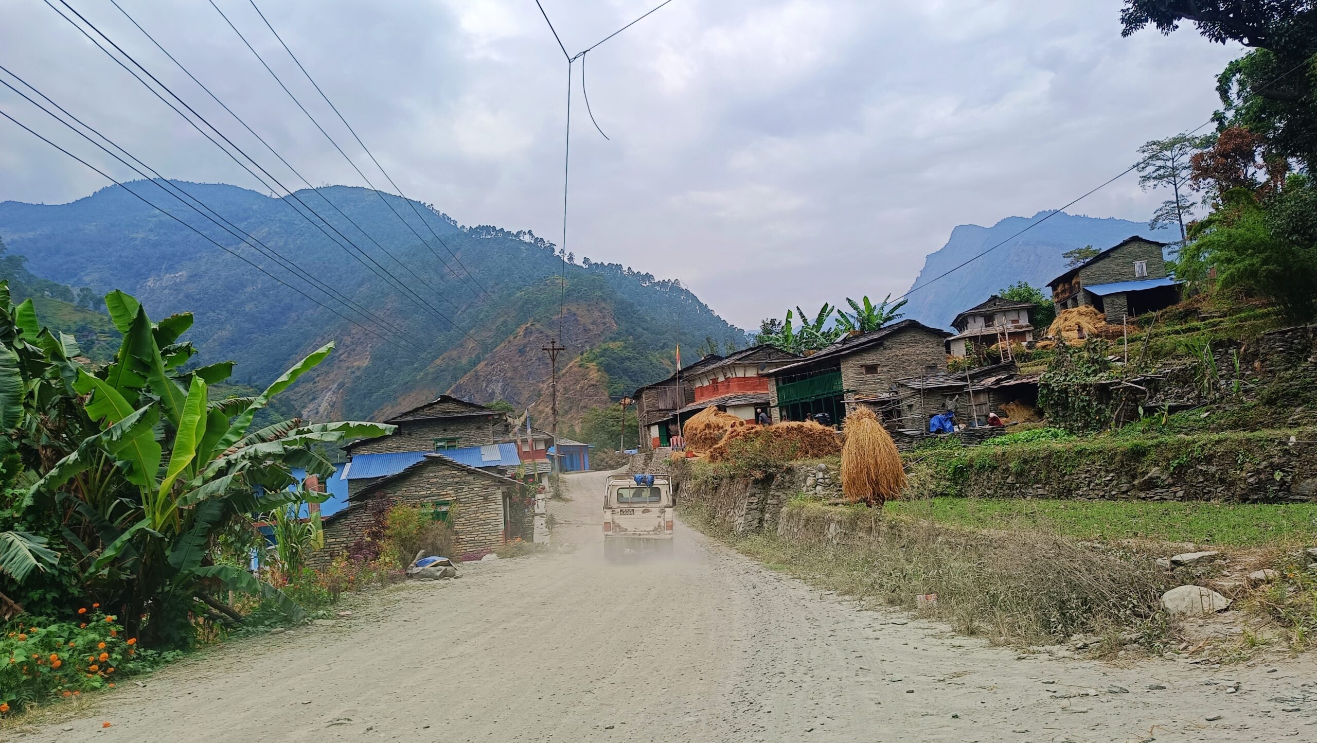 ठेक्का लागेको पाँच वर्षमा पनि भएन बेनी-दरबाङ सडक कालोपत्र