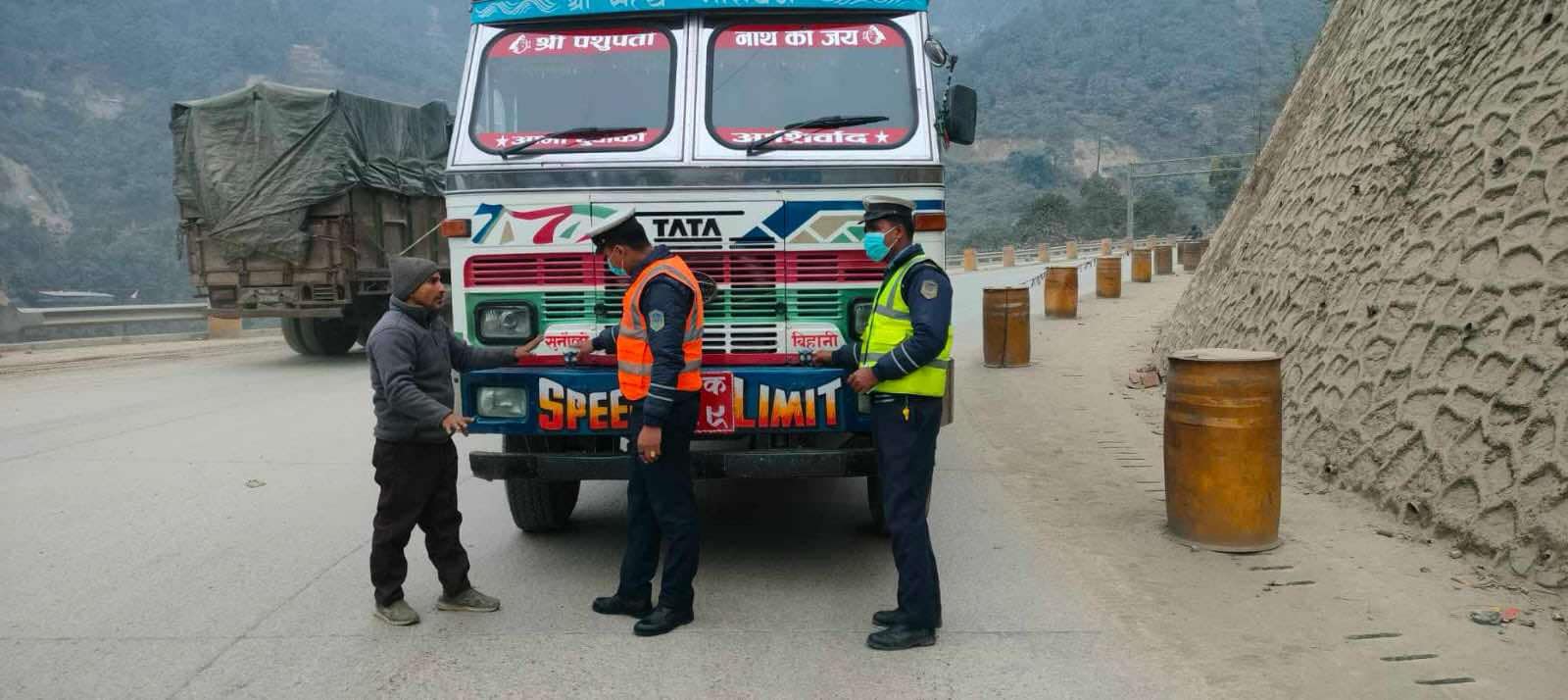 वागमती प्रदेशमा सवारी साधनमा अनावश्यक स्टिकर र सायरी हटाउन सुरु