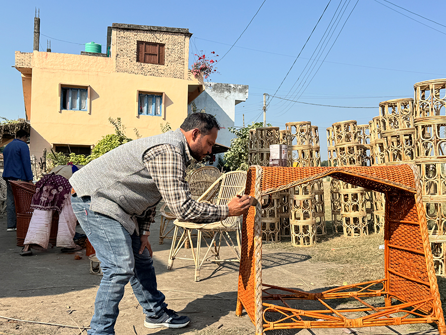 बेत र बाँसका सामानबाट आत्मनिर्भर बन्दै टीकापुरका महिला, मासिक ३० हजार कमाई