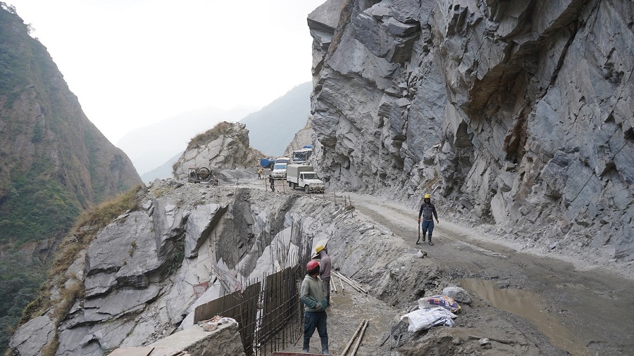 कालीगण्डकी करिडोर : काभ्रेभिरमा ‘रक एंकरिङ’ गरेर सडक विस्तार