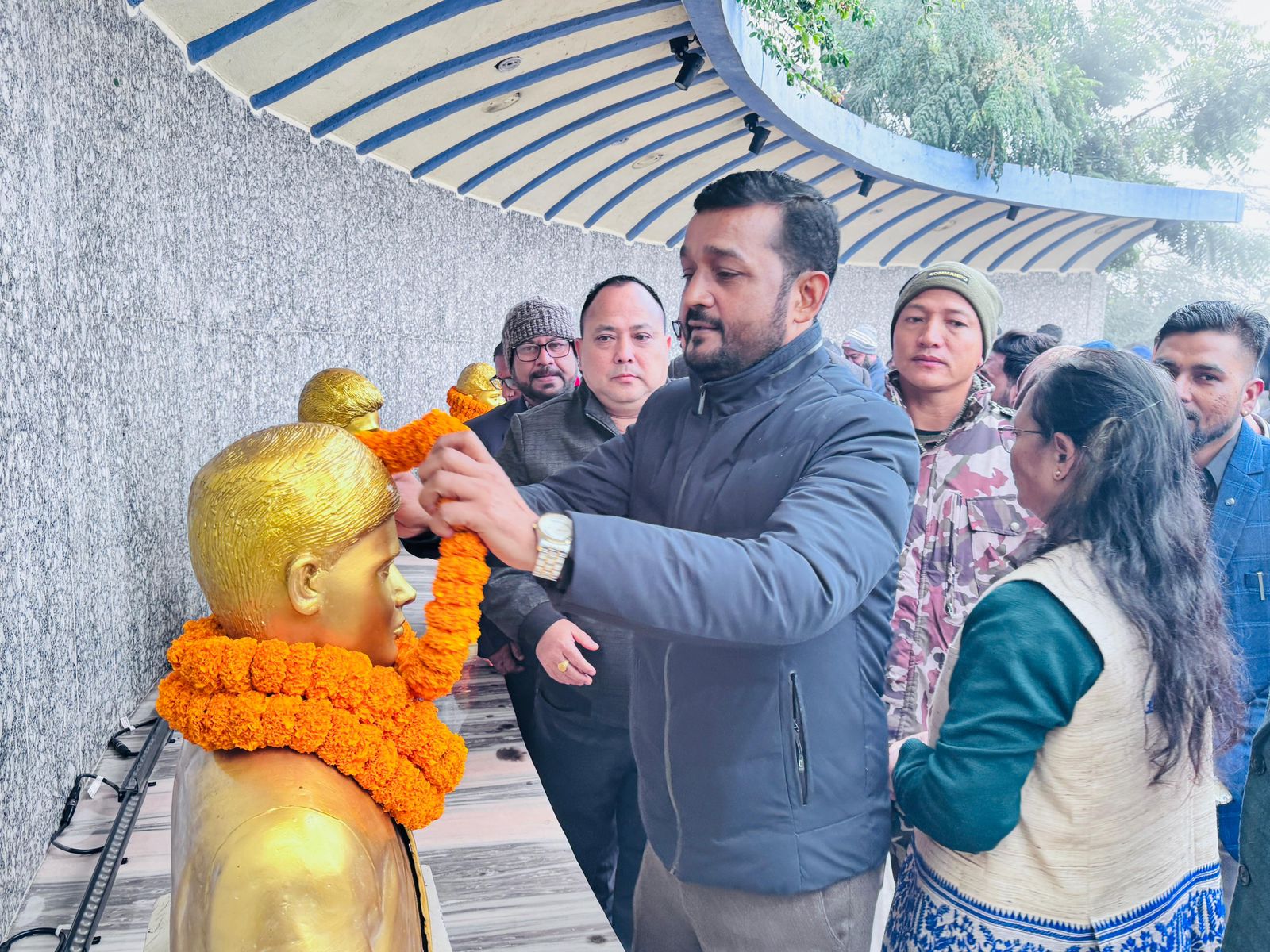 मधेश आन्दोलनका सहिदको सालिकमा जसपाका अध्यक्ष अशोक राई तथा खानेपानी मन्त्री प्रदीप यादव द्धारा माल्यार्पण