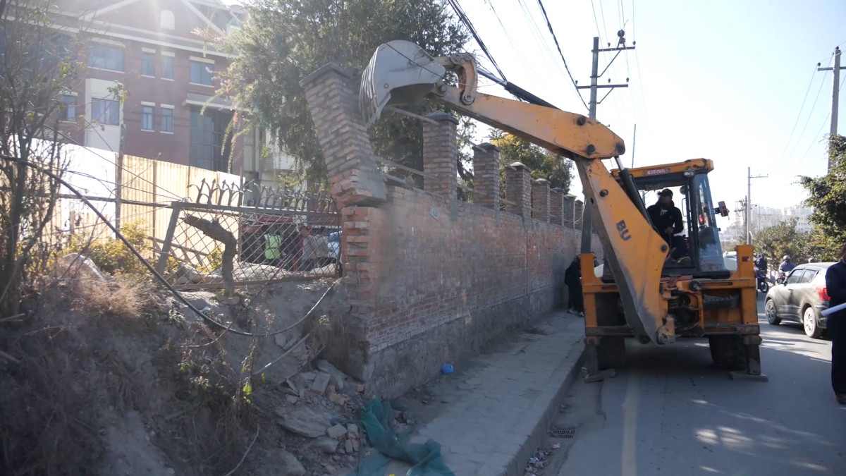 धोबिखोला करिडोरमा सरकारी जग्गा अतिक्रमण गरी बनाइएका भवनहरुमा चल्यो डोजर