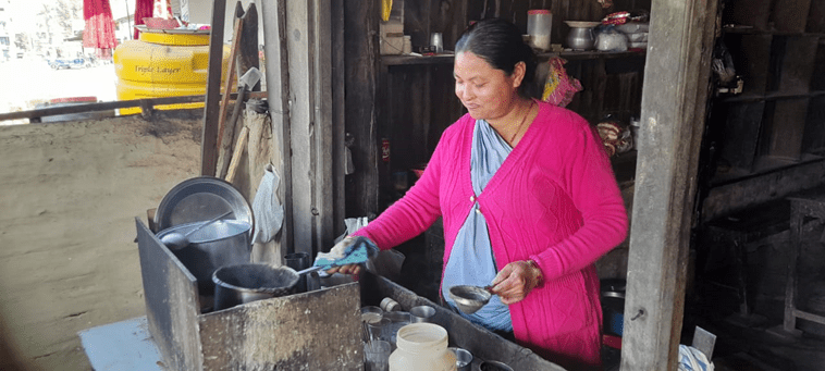 २५ वर्षदेखि चिया बेचिरहेका खवास दम्पती, मासिक कमाउँछन् ५० हजार